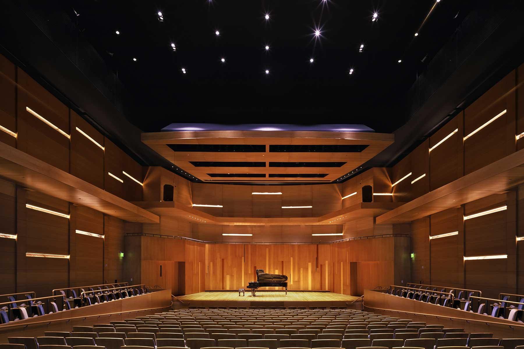 Небольшой концертный зал. Освещение концертного зала. Маленькие концертные залы. Концертный зал освещение.