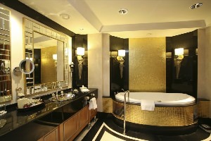 Ванная комната в бело золотых тонах