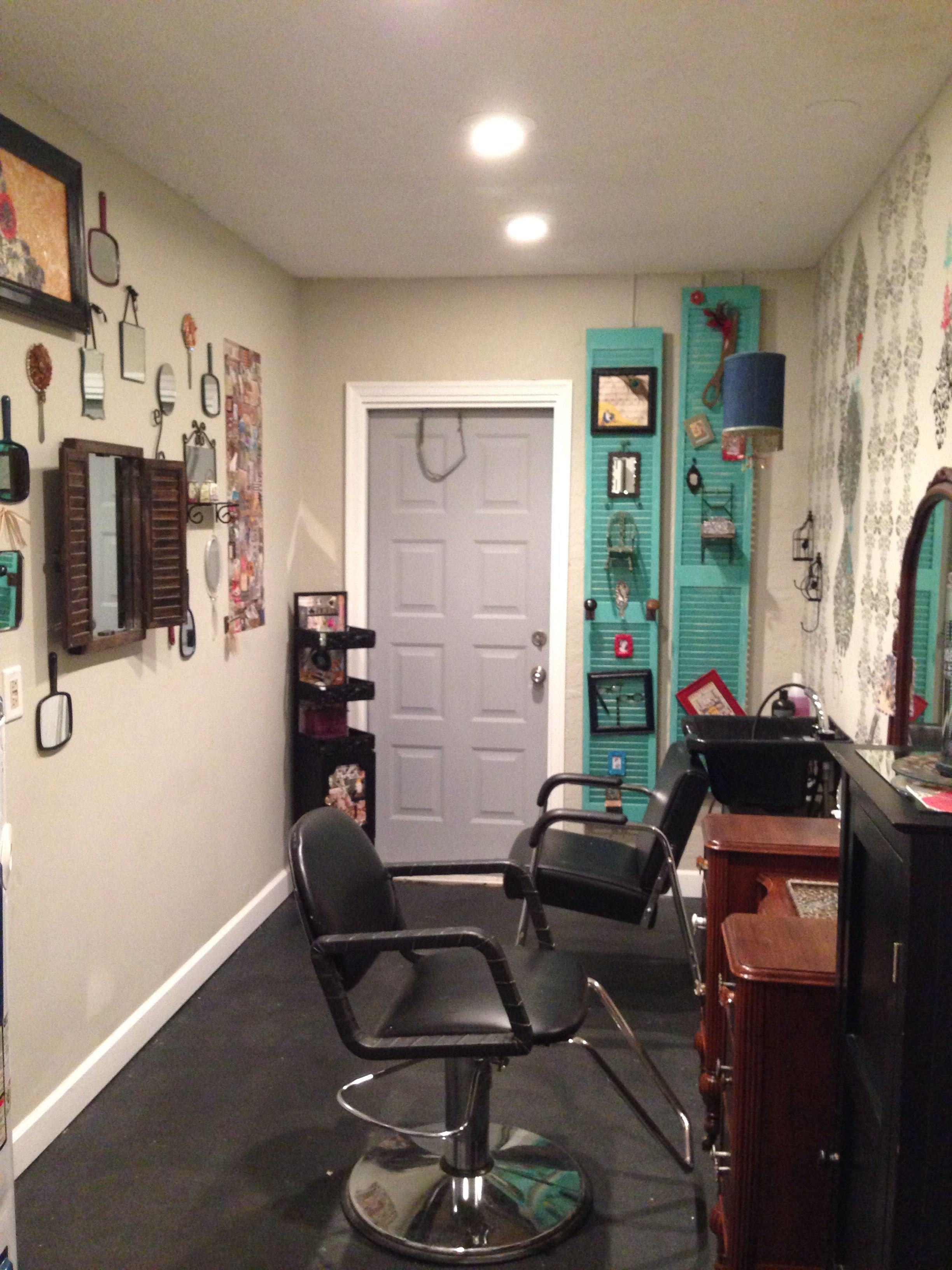 Салон парикмахерская дома. Интерьер парикмахерской маленькой. Парикмахерская в маленьком помещении. Комната для парикмахерской. Маленькая комната парикмахера.