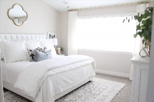 Маленькая спальня с белой мебелью