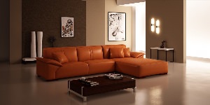 Рыжий кожаный диван в интерьере