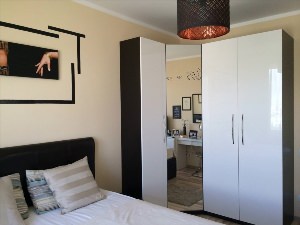 Дизайн маленькой спальни с угловым шкафом