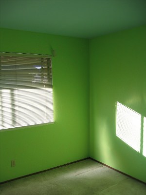 Покраска стен в комнате