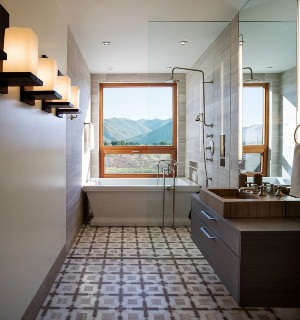 Дизайн узкой ванной комнаты с окном