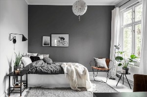 Комната с серыми стенами