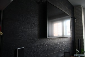 Черный ламинат на стене