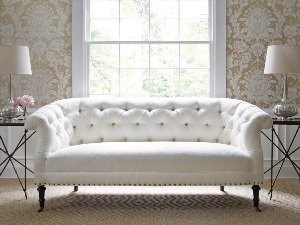 Белого цвета диван в интерьере