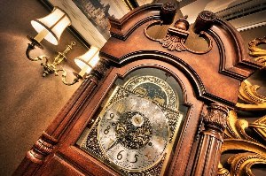 Старинные часы в интерьере