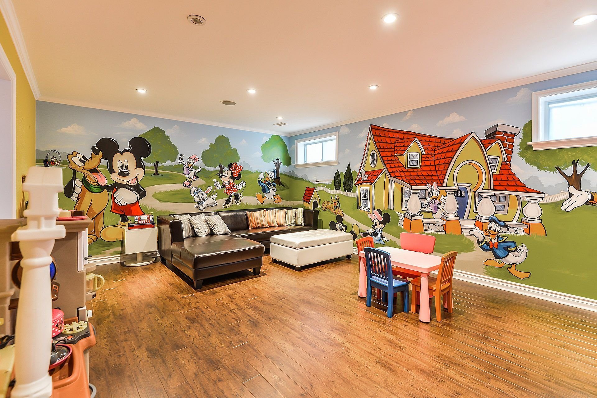 Игровая комната для малышей. Интерьер игровой комнаты. Интерьер игровой комнаты для детей. Стены в детской комнате дизайн.