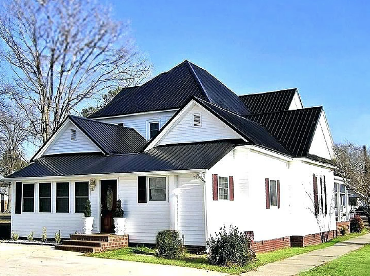 Дом белого цвета с коричневой крышей фото