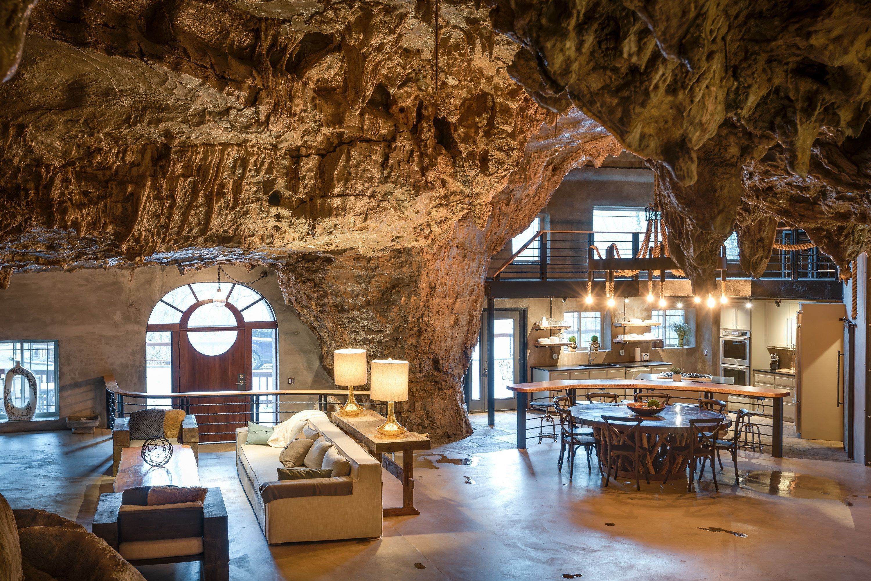 Скала на потолке. Гостиница Beckham Creek Cave Lodge. Beckham Creek Cave Lodge, США, Арканзас. Пещерный дворец Cave Palace Ranch, Юта, США. Дом в пещере.
