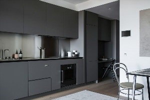 Прямая кухня серого цвета