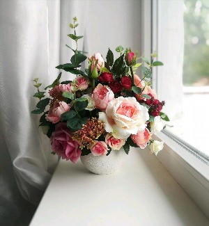 Букет роз на окне