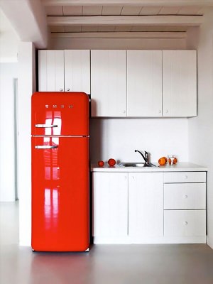 Красные холодильники в интерьере кухонь