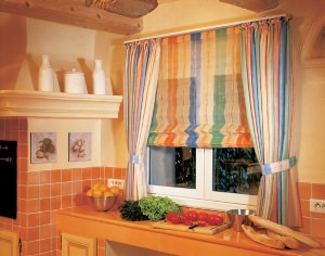 Короткие шторы на кухню с балконом