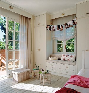 Детская комната с двумя окнами