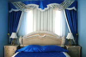 Спальня с синими шторами