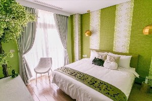 Интерьер спальни с зелеными шторами