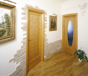 Декоративные кирпичики в коридоре