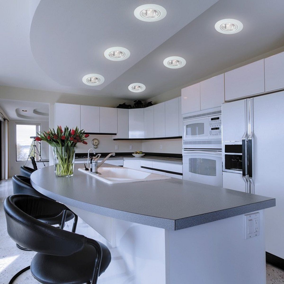 современный дизайн потолка в кухне