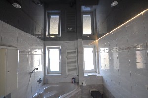 Черный потолок в ванной