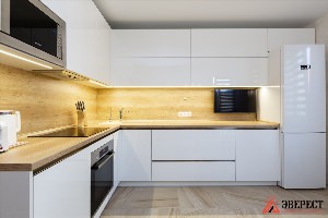Белая акриловая кухня с деревянной столешницей