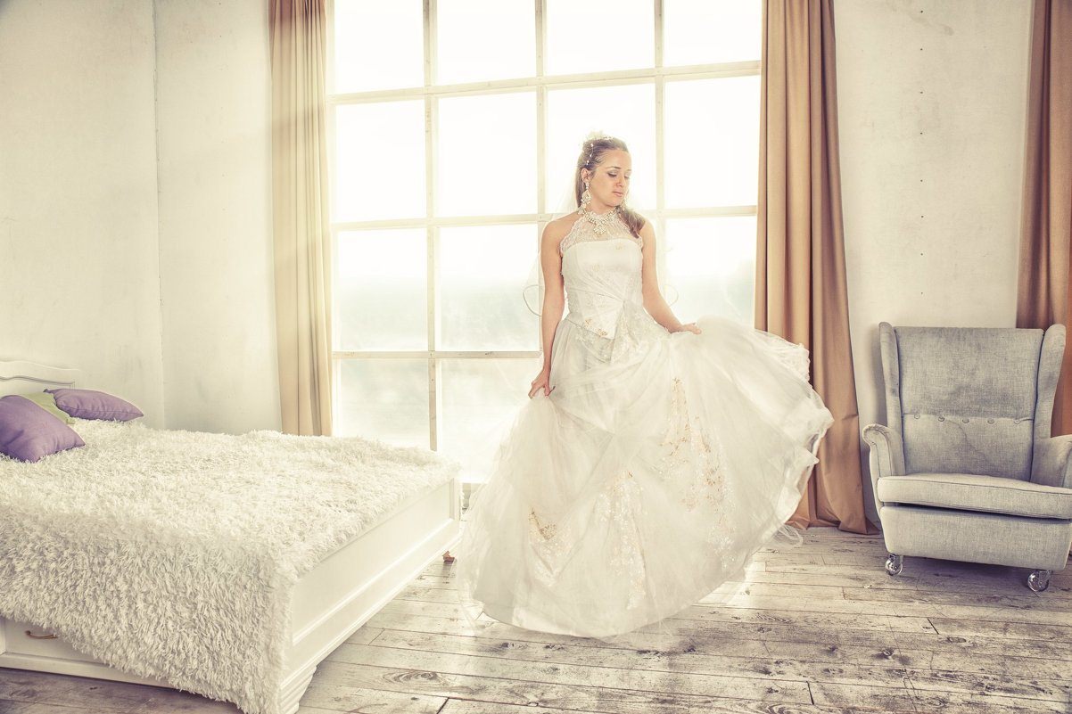 Невеста постель. Невеста на кровати в платье. Невесты в постели.