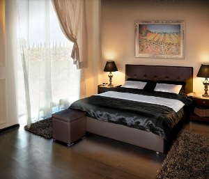 Интерьер спальни с коричневой кроватью