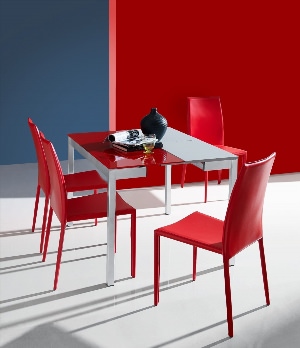 Красный стол на кухню