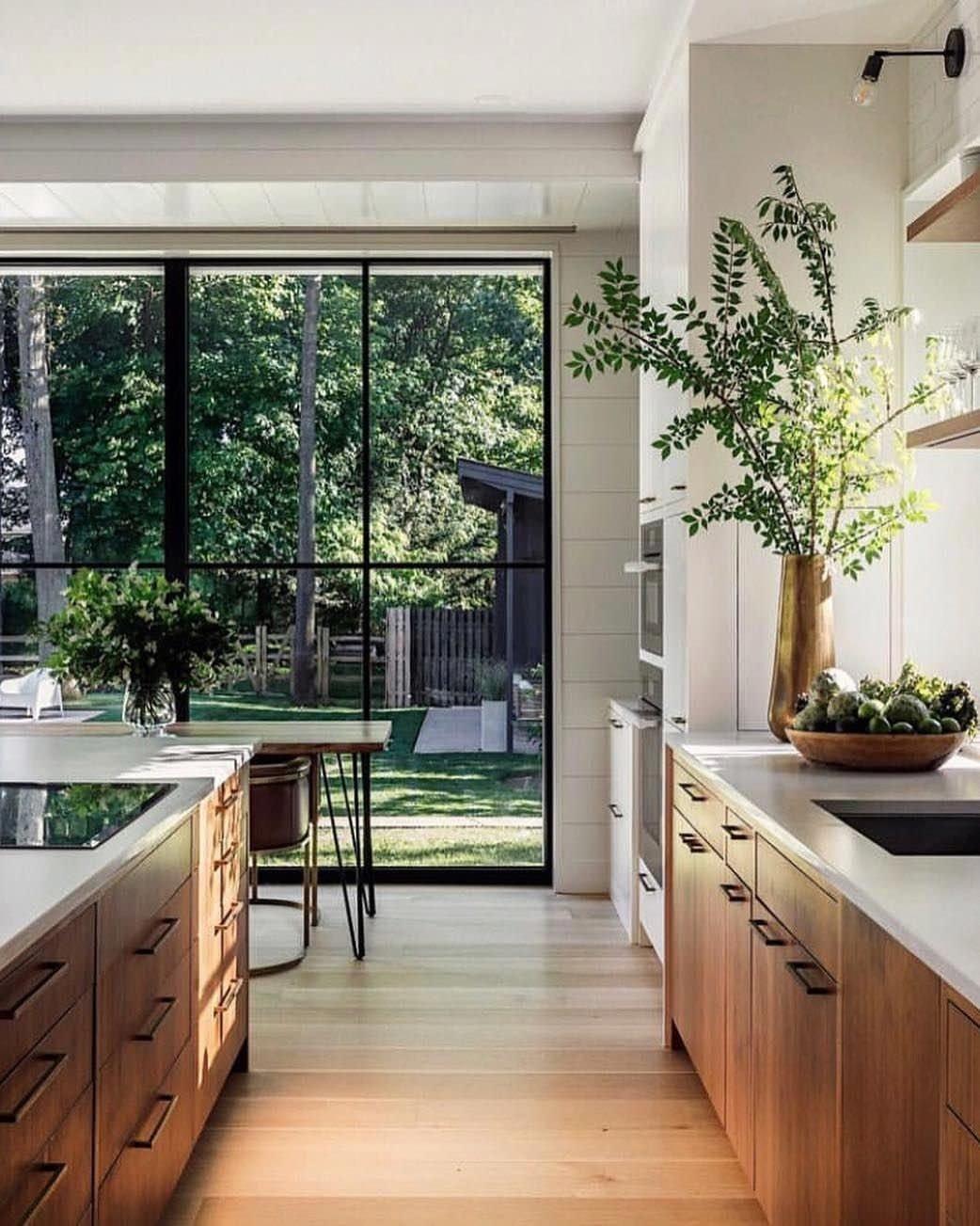 Дизайн кухни с окном в частном доме: 100 фото лучших идей