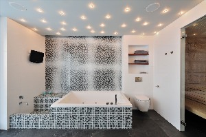 Натяжной потолок в маленькой ванной комнате