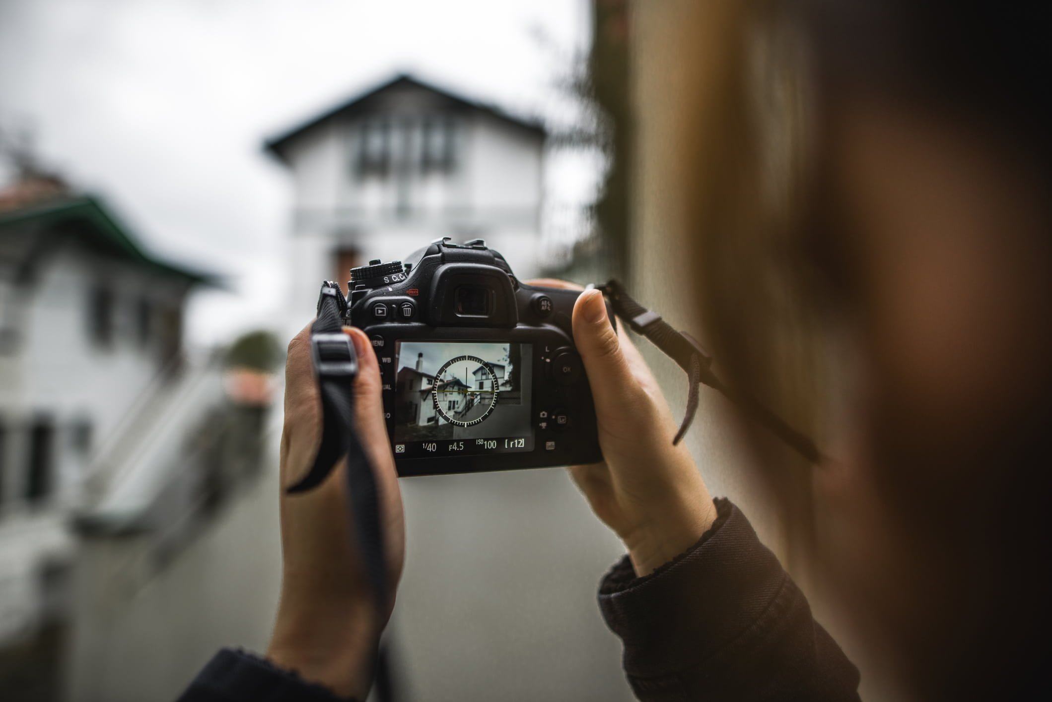 Камера фотографирует. Девушка с фотоаппаратом. Фотосъемка фотоаппарат. Человек с фотоаппаратом. Фотоаппарат фотографирует.