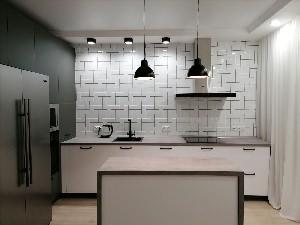 Белая кухня без верхних шкафов