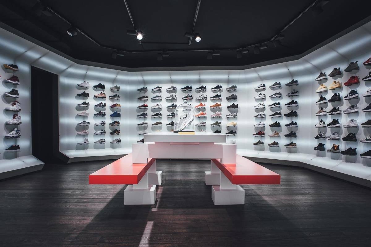 Стенд найк. Adidas Showroom. Nike shop Interior. Интерьер магазина кроссовок. Коллекция кроссовок.