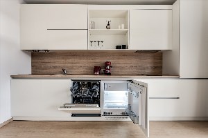 Белая встроенная кухня