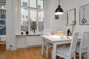 Окно на кухне в скандинавском стиле
