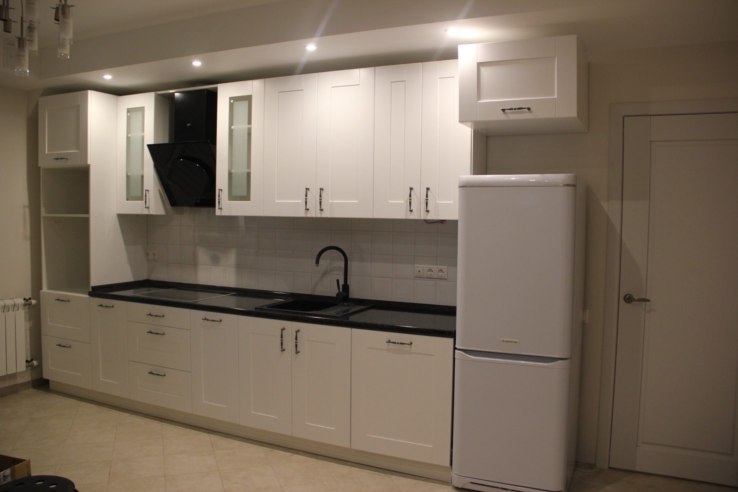 Прямой белый кухонный гарнитур 4 метра