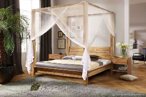 Кровать из дерева с балдахином