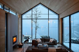 Маленький домик с панорамными окнами