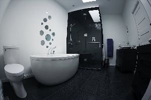 Дизайн ванной комнаты с черным полом