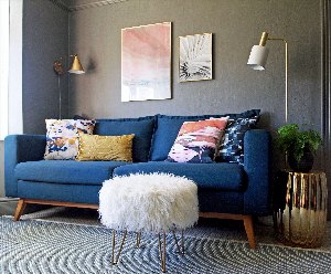 Синий диван в бежевом интерьере