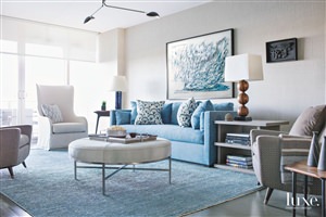 Синий диван в серой гостиной