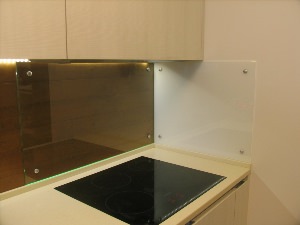 Стеклянный экран на кухню