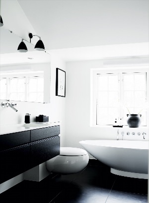 Черный пол белые стены в ванной