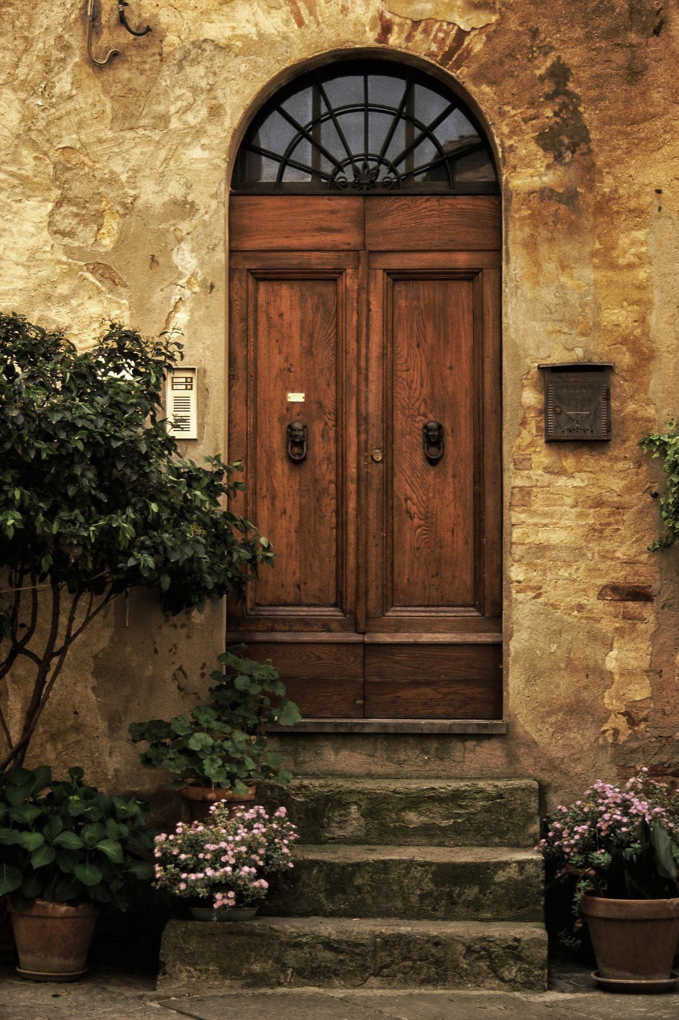 Красивые старые двери. Тоскана Италия дверь. Старинная дверь. Старинные итальянские двери. Старинные входные двери.