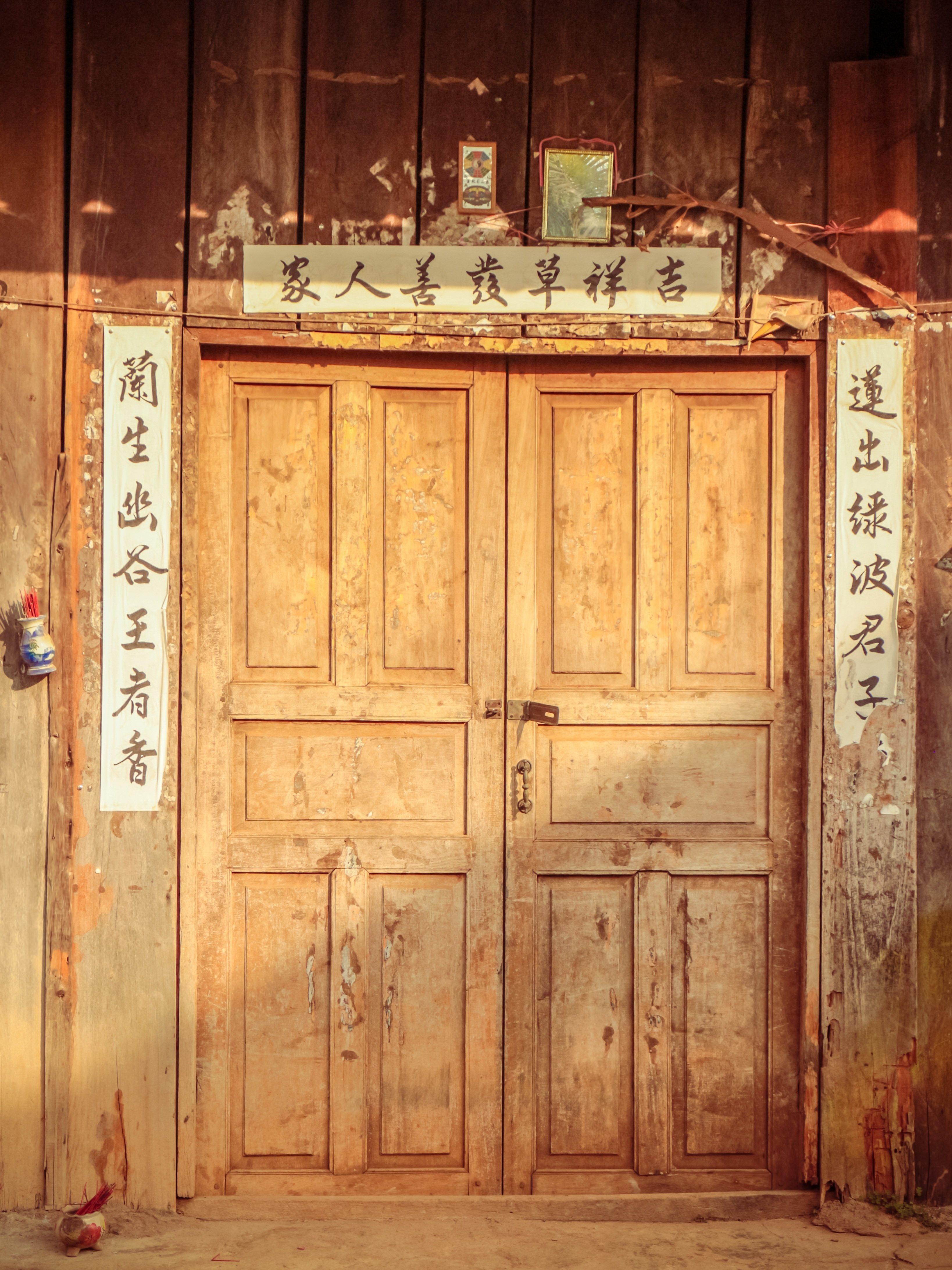 Двери в китайских домах. Деревянная дверь. Старая дверь. Китайская дверь. Китайские двери древние.