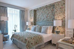 Дизайн спальни с цветочными обоями