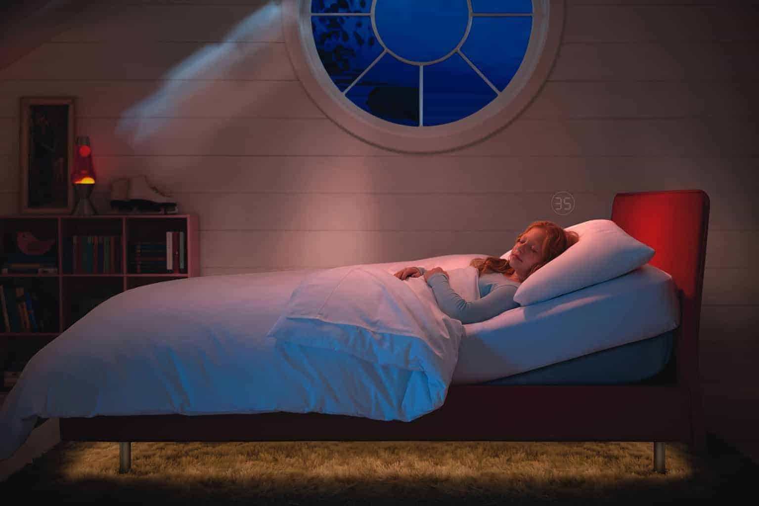 Пойдешь в комнату спать. Кровать смарт бэд. Кровать с приподнятым изголовьем. Кровать сон. Человек в кровати.