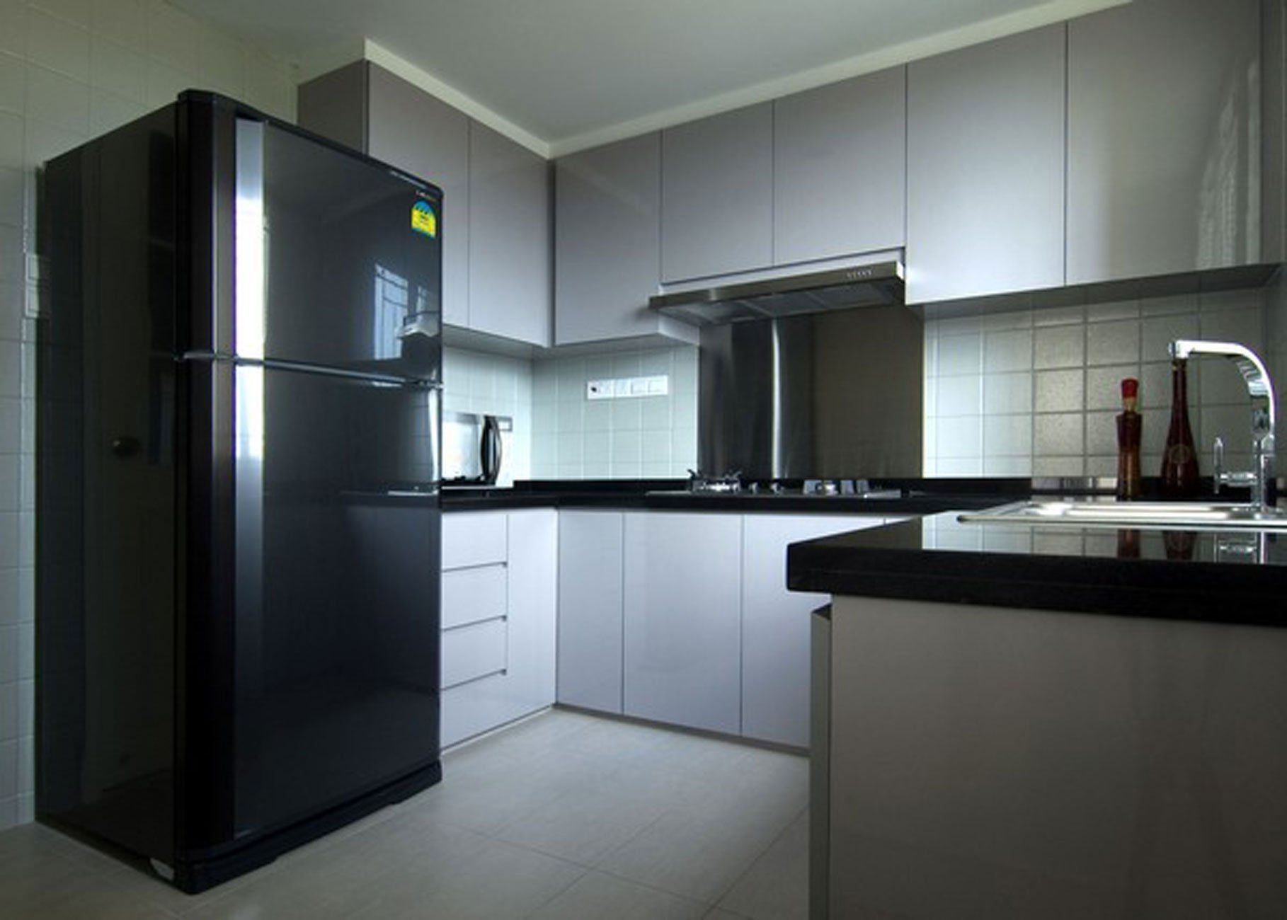 Черный холодильник на кухне