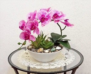 Искусственные орхидеи в вазе для интерьера